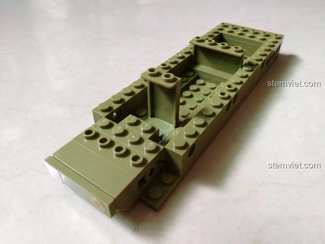 Đồ chơi xây dựng Xe tăng Sherman Firefly, khung gầm xe tăng với các chi tiết lắp ghép, thể hiện cấu trúc bên trong.