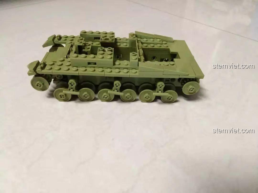 Bộ lắp ráp chiến trường M38-B0713, khung xe tăng đã gắn bánh xích, sẵn sàng cho việc hoàn thiện.
