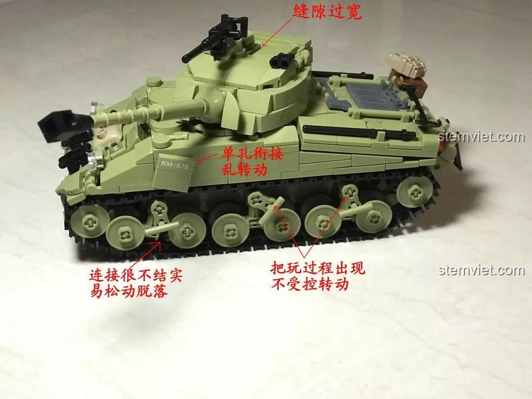 Bộ đồ chơi Xe tăng Sherman Firefly, khung xe tăng đã lắp ráp với các chú thích về khớp nối lỏng lẻo, cần cải thiện.