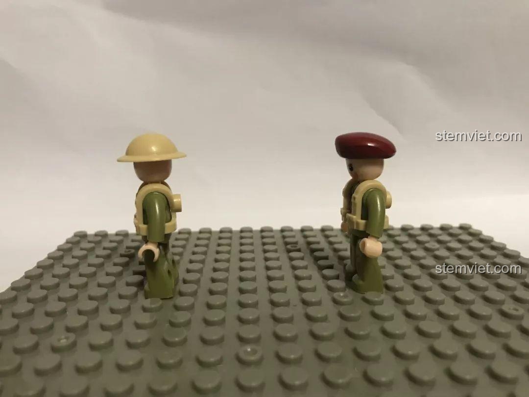 Bộ lắp ghép Trận chiến El Alamein, các minifigure lính Anh nhìn từ cạnh bên, thể hiện sự đa dạng nhân vật.