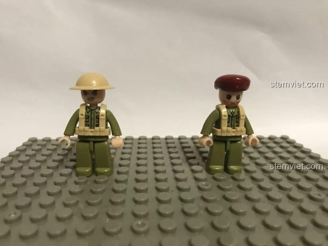 Xe tăng quân sự Sluban, hai minifigure lính Anh với mũ và mũ nồi đặc trưng, sẵn sàng tham gia trận chiến.