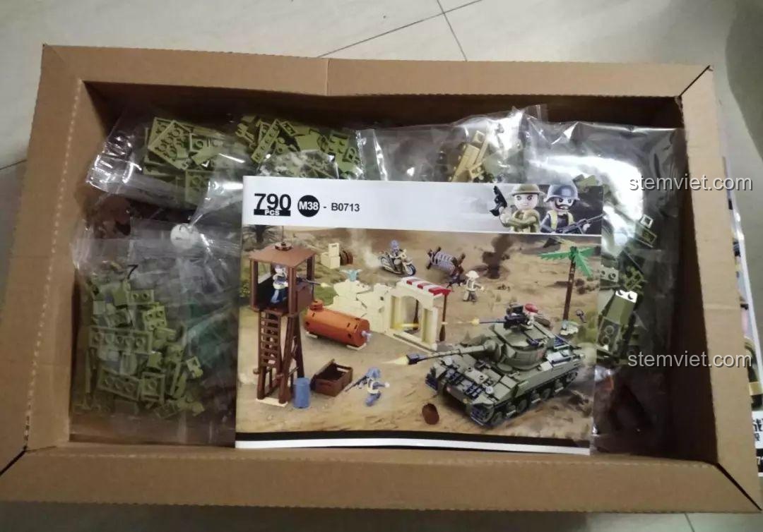 Sluban M38-B0713, các túi linh kiện được phân loại rõ ràng và sách hướng dẫn đi kèm.