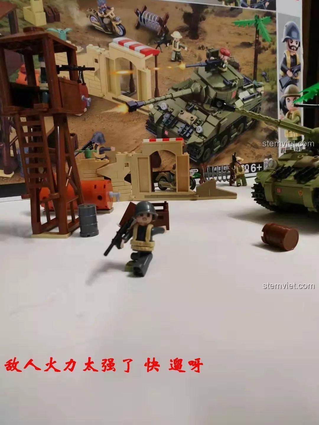 Bộ lắp ráp M38 B0713, minifigure đang chạy trốn khỏi hỏa lực địch, tạo nên kịch tính cho cảnh chơi.