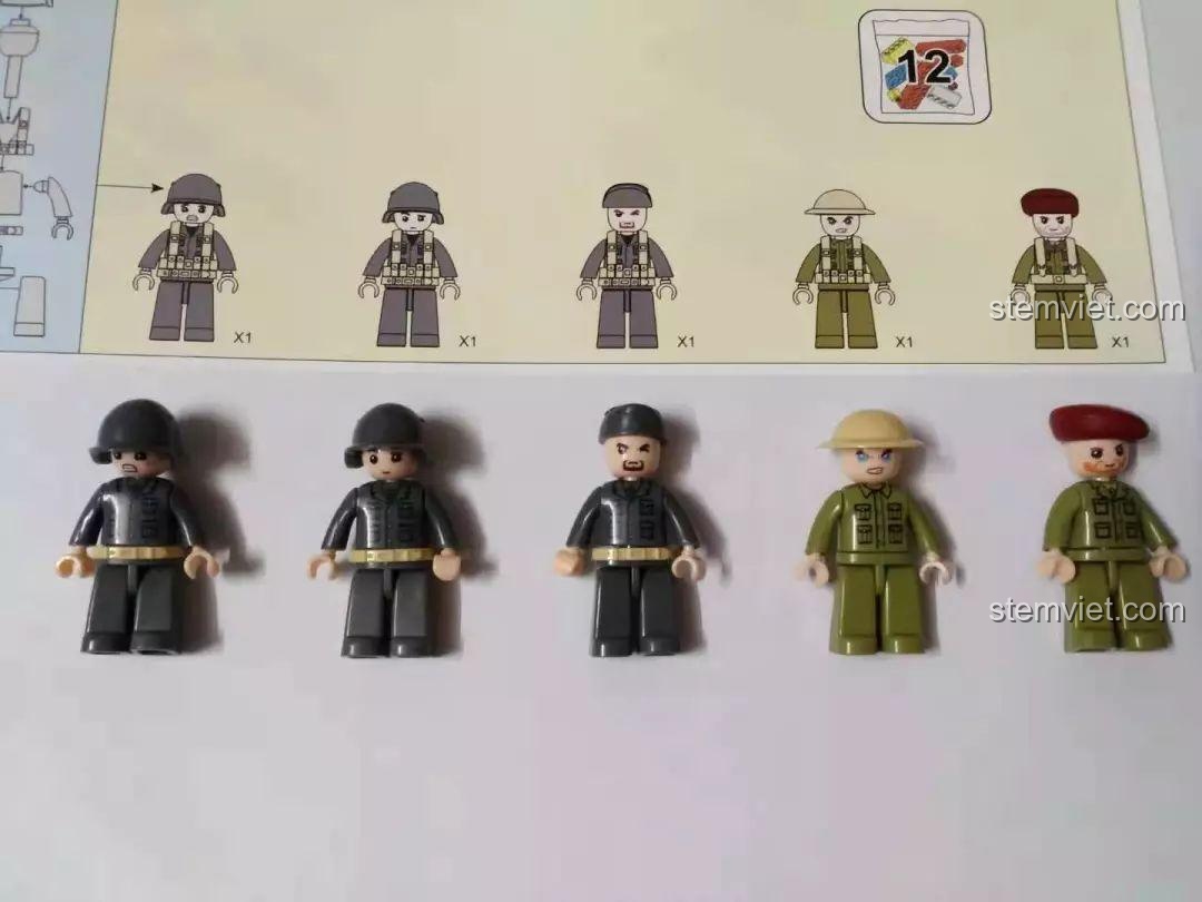 Xe tăng Sherman Firefly 713, các minifigure lính Đức với trang phục và phụ kiện chi tiết, sẵn sàng cho trận chiến.