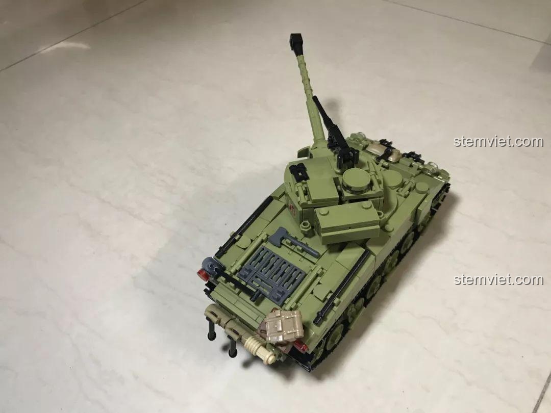 Sluban M38-B0713, cận cảnh mặt sau xe tăng hoàn chỉnh, thể hiện độ tỉ mỉ trong thiết kế.