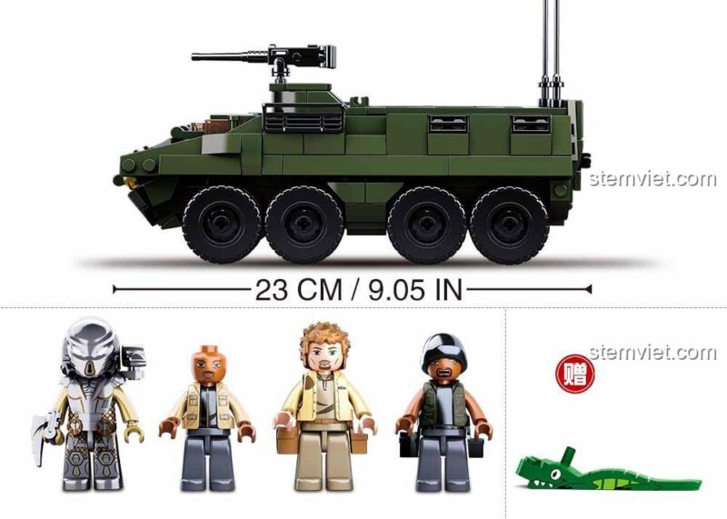 Kích thước chiều dài 23cm của bộ xếp hình Xe quân sự 8 bánh Sluban 719, cùng với 4 minifigures đi kèm.