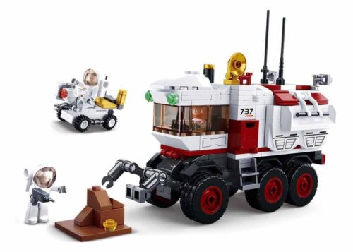 Toàn cảnh bộ lắp ráp Xe Thám Hiểm Sao Hỏa Sluban M38-B0737 với xe chính, xe tự hành mini và 2 phi hành gia đang làm việc. Món đồ chơi xếp hình giá rẻ cho bé trai 6 tuổi.