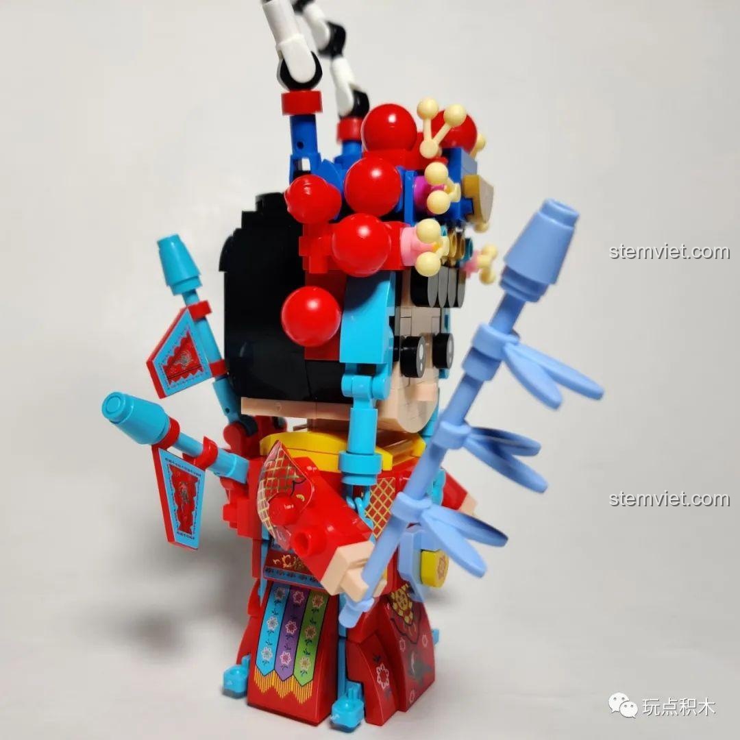 Chi tiết bên hông của mô hình Sluban M38B076106 Nữ tướng Mộc Quế Anh, thể hiện các lớp trang phục và phụ kiện.