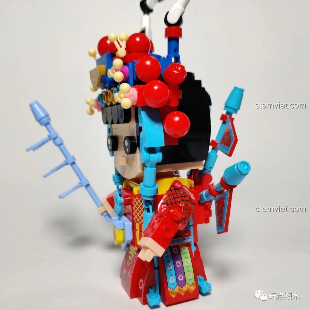 Góc nhìn khác của đồ chơi mô hình Mộc Quế Anh, thể hiện trang phục kinh kịch tinh xảo và vũ khí trên tay.