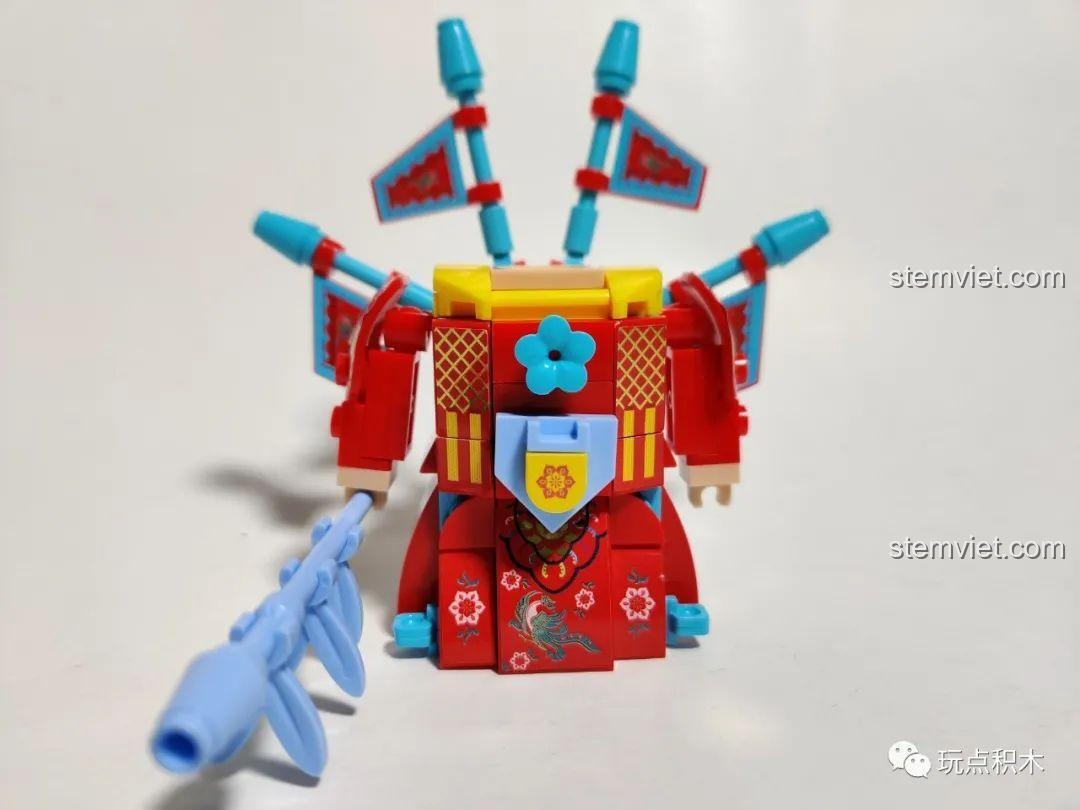 Mô hình Mộc Quế Anh B076106 sau khi lắp ráp, nhìn từ phía sau với các chi tiết cờ lệnh và trang phục đỏ rực rỡ.