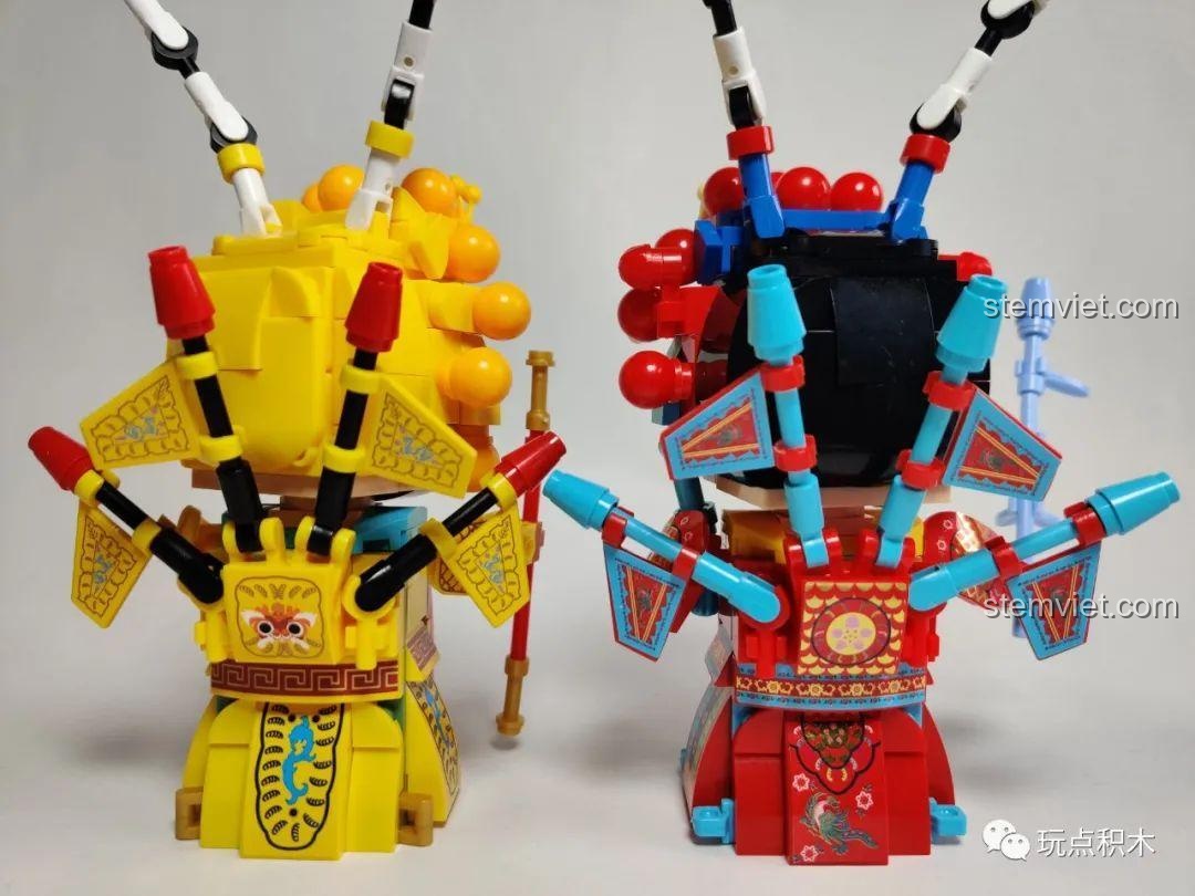 Mô hình Mộc Quế Anh B076106 sau khi lắp ráp, nhìn từ phía sau với các chi tiết cờ lệnh và trang phục đỏ rực rỡ.