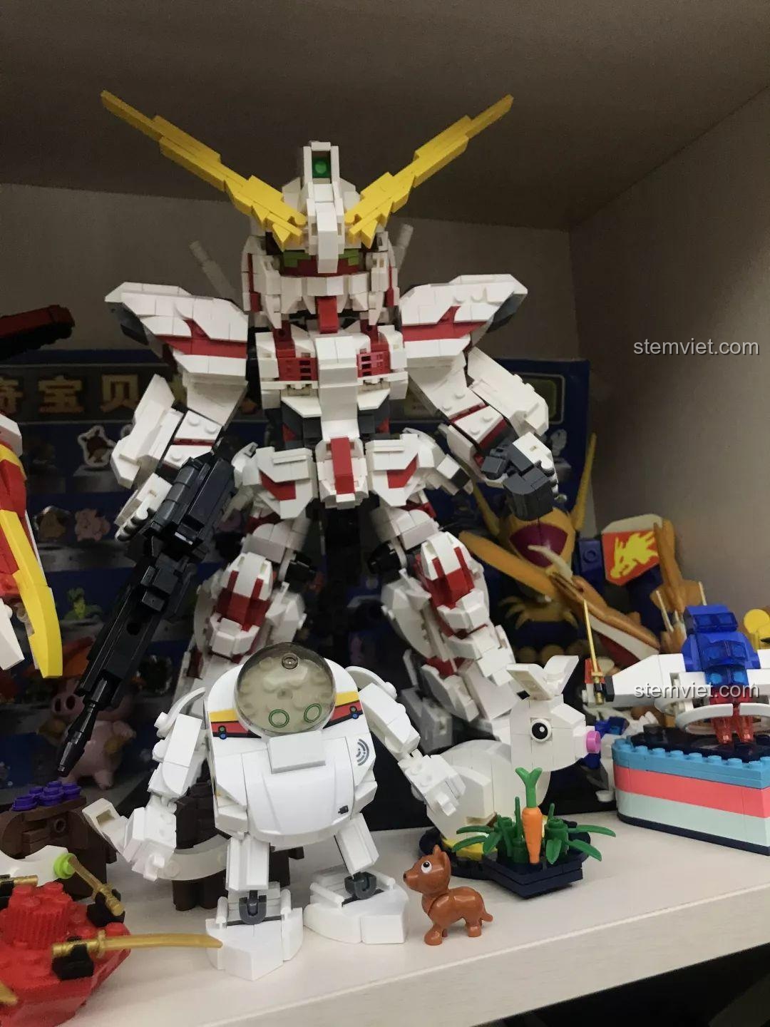 Robot Q-Bricks Sluban M38-B0761E được trưng bày cùng các mô hình lắp ráp khác, tạo thành một bộ sưu tập đa dạng. Đánh giá Sluban M38-B0761E Robot Q-dễ thương.