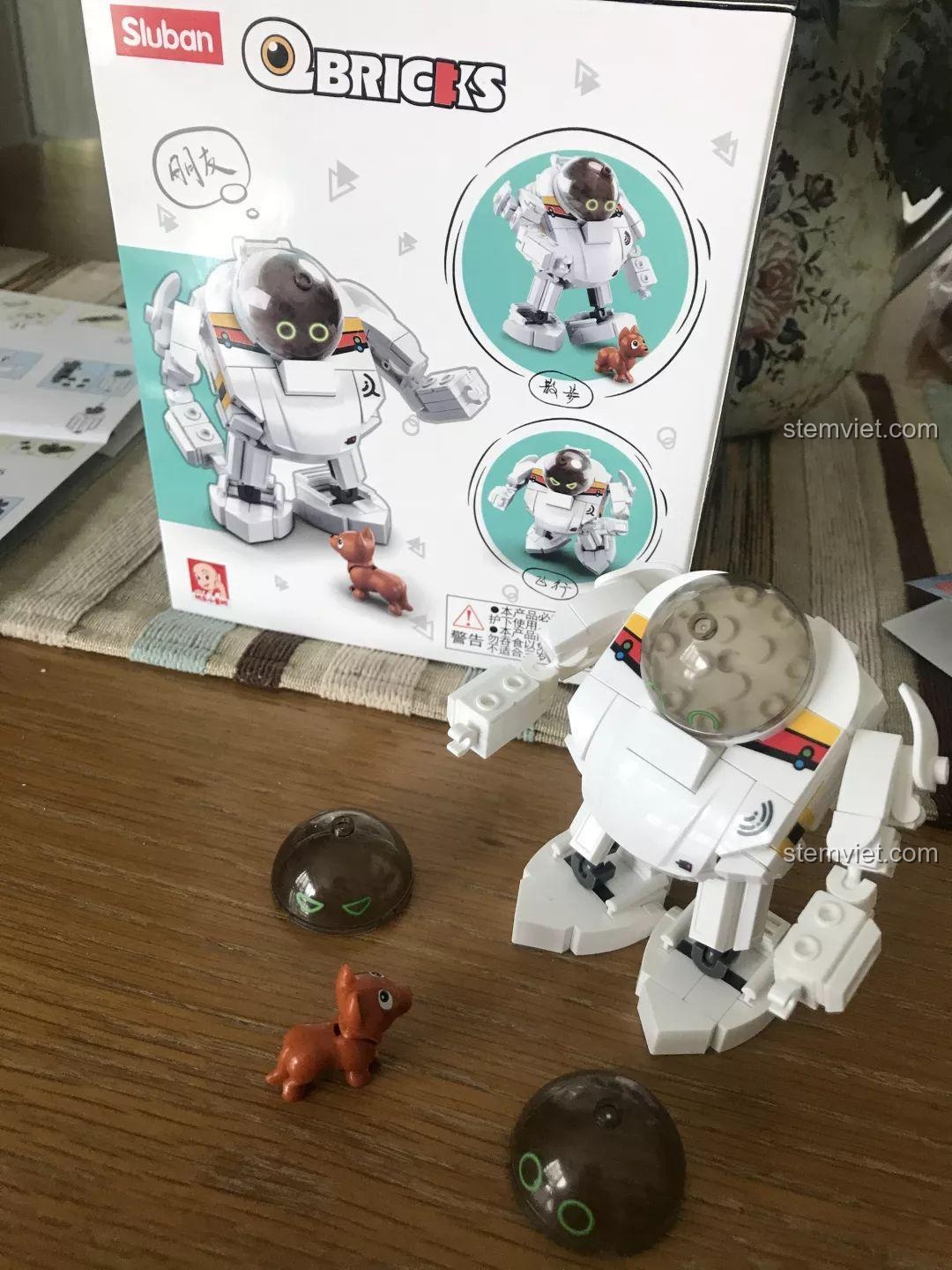 Robot Q-Bricks Sluban M38-B0761E đã hoàn thành, cùng với chú chó robot và các đầu thay đổi biểu cảm. Đánh giá Sluban M38-B0761E Robot Q-dễ thương.