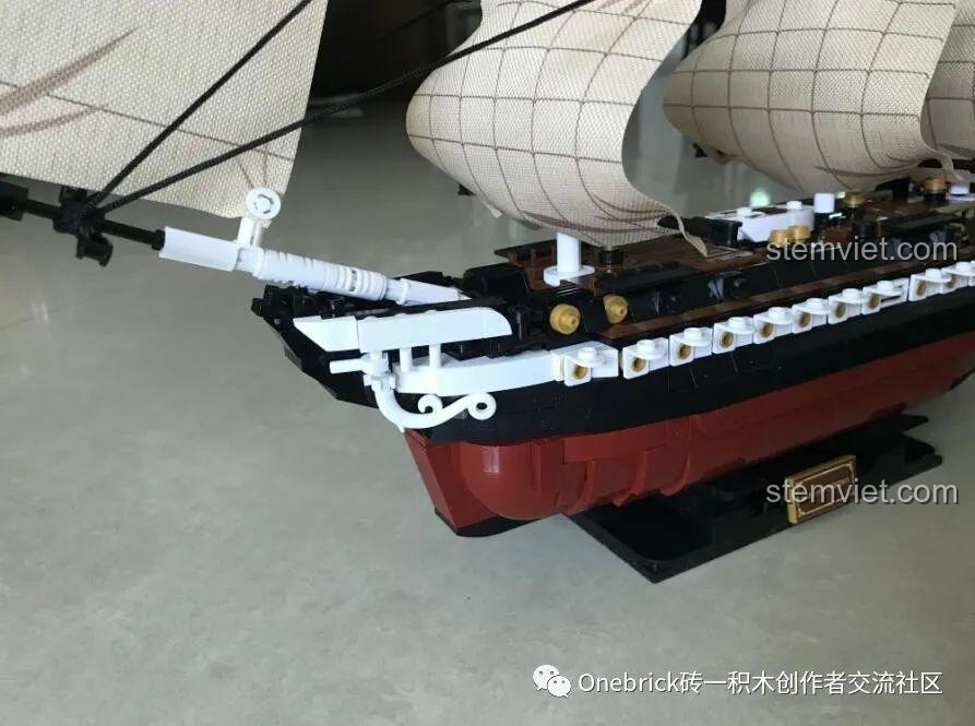 Đế trưng bày vững chắc với biển tên 'USS. CONSTITUTION' cho mô hình tàu chiến Sluban.