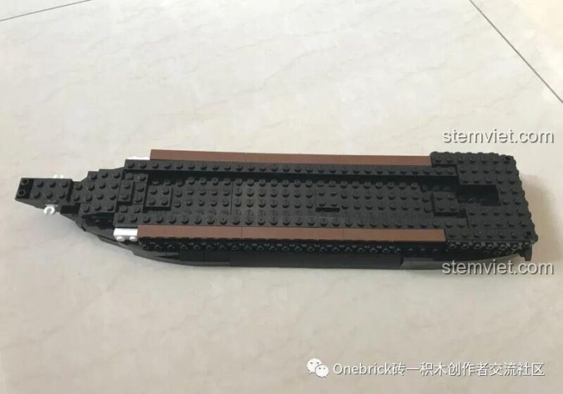 Chi tiết phần thân trên của tàu chiến USS Constitution, một phần của bộ đồ chơi mô hình Sluban.