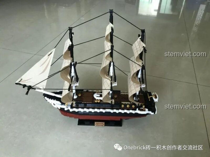 Mô hình Tàu Hộ Vệ USS Constitution Sluban M38-B0836 hoàn thiện nhìn từ bên cạnh, một món đồ chơi mô hình ấn tượng.