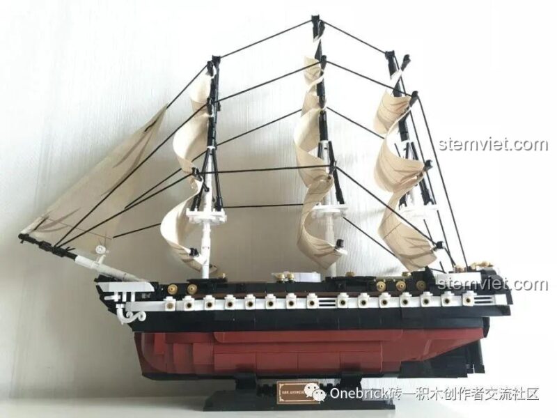 Các cột buồm đã được gắn vải của mô hình tàu chiến "Old Ironsides" Sluban.