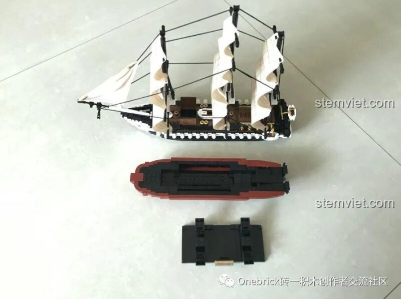 Mặt sau của mô hình tàu chiến "Old Ironsides" Sluban, với các chi tiết đuôi tàu tinh xảo.