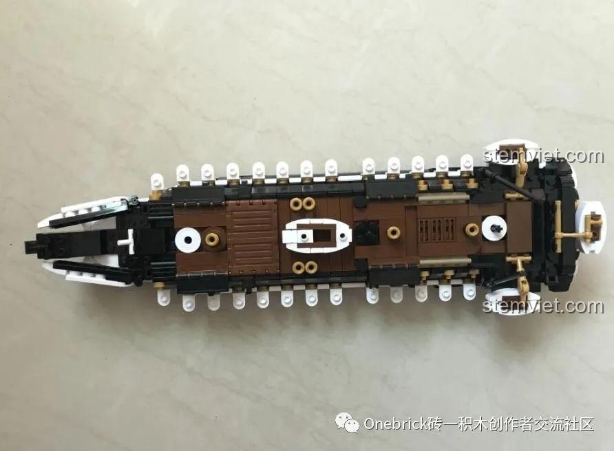 Boong tàu với các chi tiết như xuồng cứu sinh, bánh lái của mô hình Sluban M38B0836.