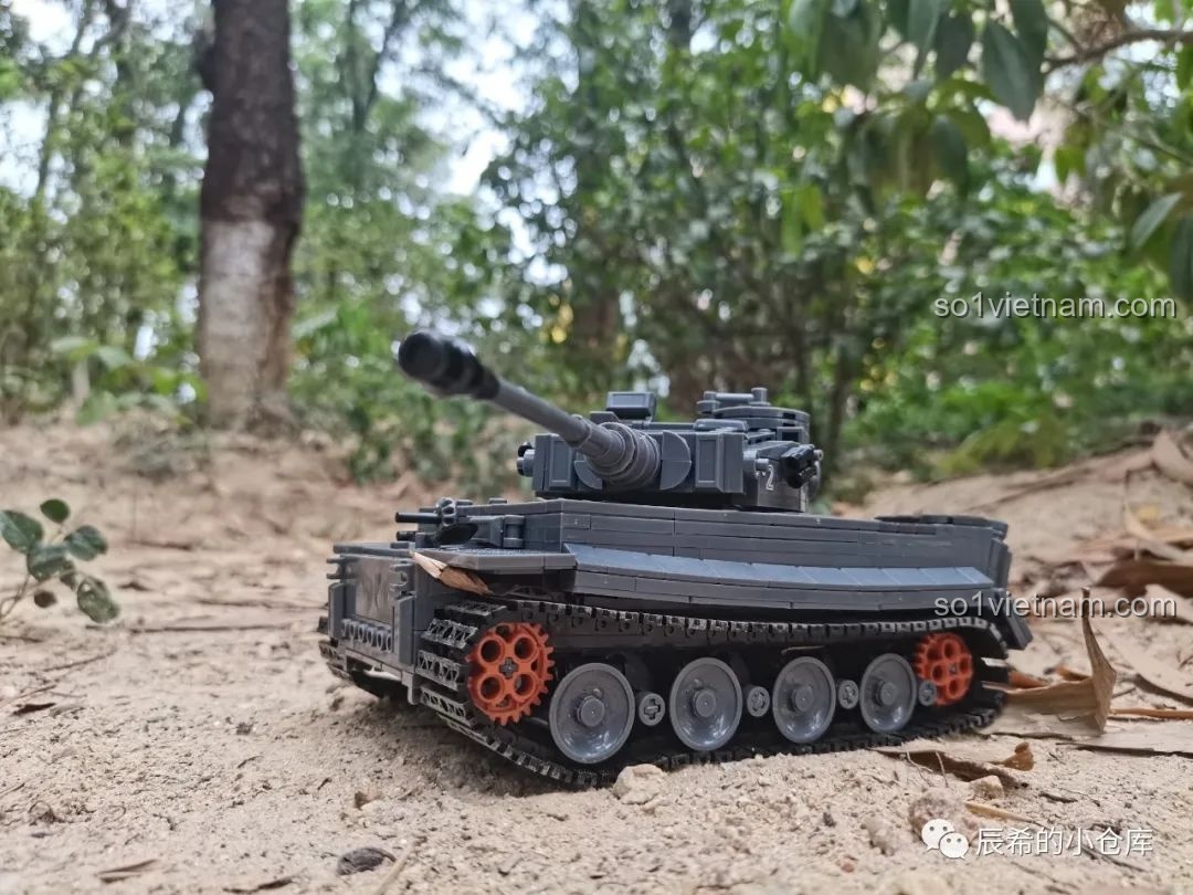 Xe tăng Sluban M38-B0851 đang di chuyển trên địa hình đất cát, thể hiện khả năng vận hành của nó.