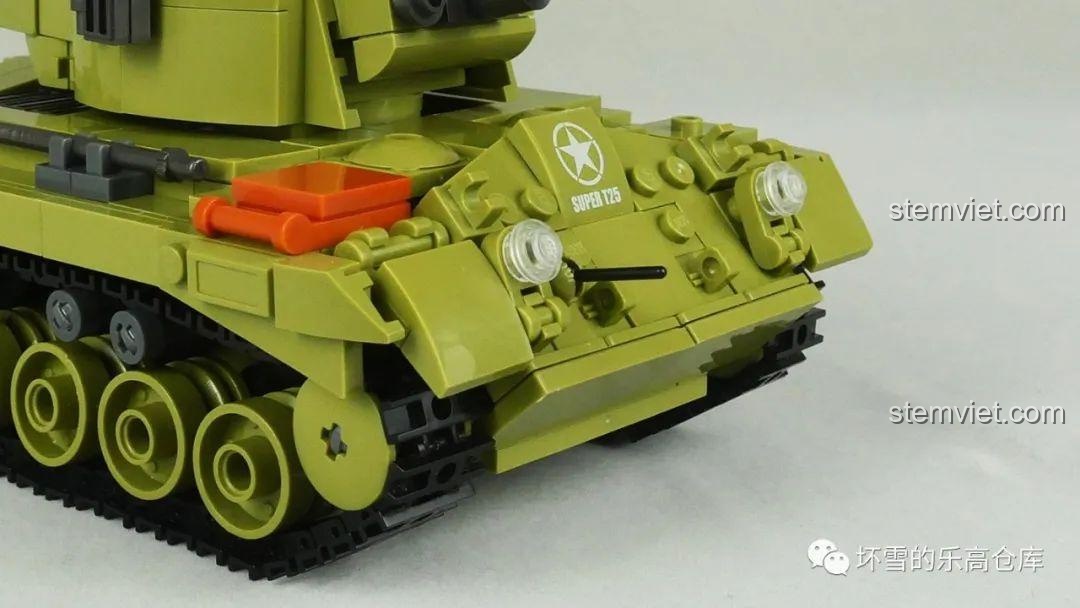Chi tiết bộ xích và các bánh xe của xe tăng Sluban M38-B0860 đang trong quá trình lắp ráp.