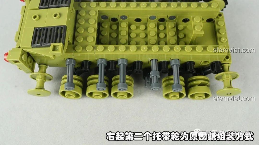 Mô hình xe tăng Sluban M38-B0860 nhìn từ phía sau, thể hiện chi tiết ống xả và các phụ kiện.