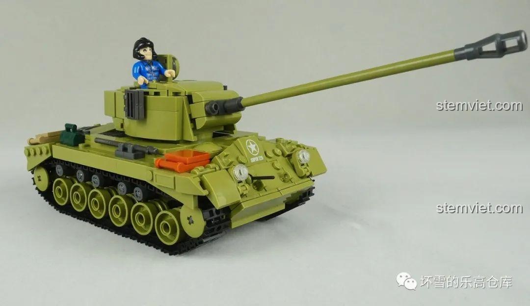 Mô hình Xe tăng M26E1 Pershing M38-B0860 với nòng pháo dài, góc nhìn từ phía trước, thể hiện chi tiết phần giáp trước và xích xe.