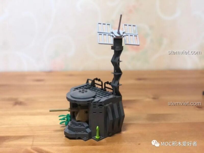 Hoàn thiện tháp pháo với mái và dàn radar liên lạc.