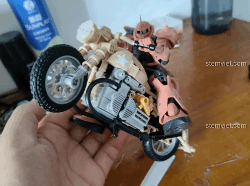 Mô hình bộ lắp ráp M38B0959 và figure, cho thấy kích thước thực tế của Xe mô tô cổ điển, giúp bé dễ hình dung.