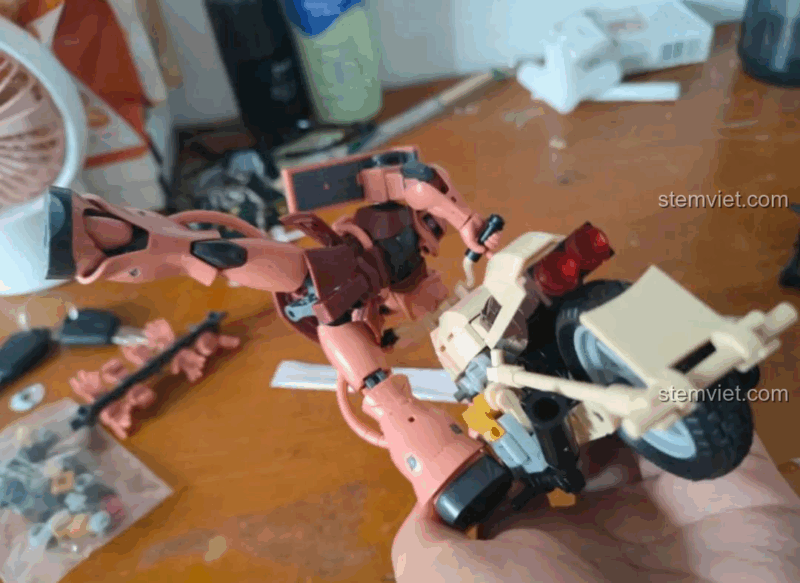 Mô hình Mô tô R75 0959 cùng figure, minh họa rõ ràng kích thước của bộ đồ chơi, là món quà tuyệt vời cho bé trai 6 tuổi.