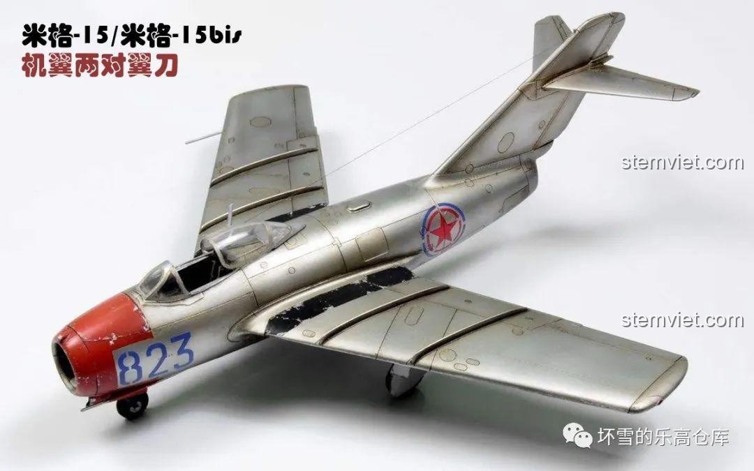 Ảnh máy bay MiG-15 thực tế, minh họa đặc điểm hai cặp cánh dao trên cánh.