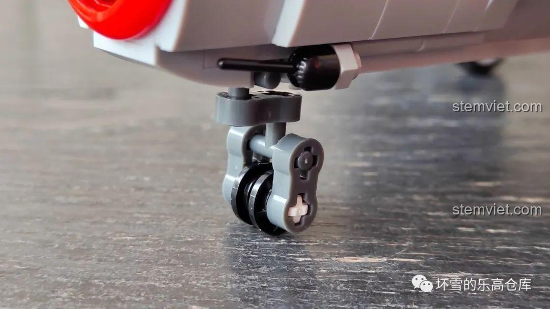 Cận cảnh bánh xe trước của mô hình Sluban M38-B0983 MiG-15bis, chi tiết và khả năng xoay.