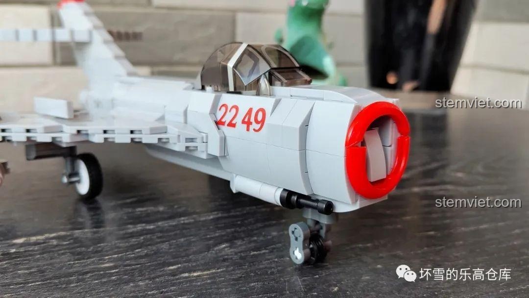 Buồng lái của mô hình Sluban M38-B0983 MiG-15bis có thể mở ra, đủ chỗ cho một minifigure.