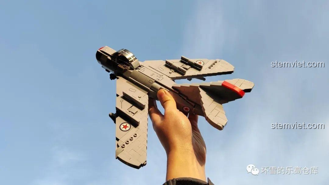 Mô hình Sluban M38-B0983 MiG-15bis được cầm trên tay, thể hiện kích thước và khả năng cầm nắm.