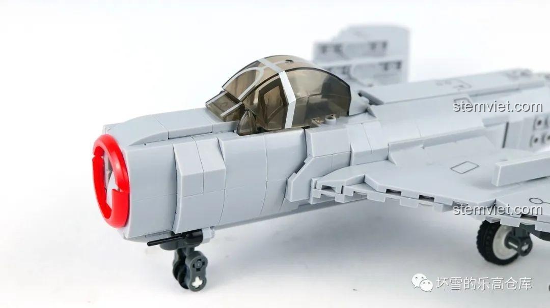 Cận cảnh buồng lái trong suốt và phần mũi của mô hình Sluban M38-B0983 MiG-15bis, chi tiết được sơn tinh xảo.