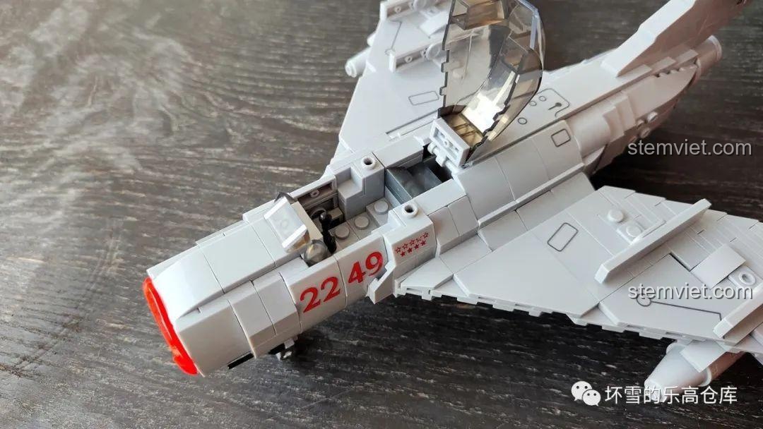 Cận cảnh phần cánh của mô hình Sluban M38-B0983 MiG-15bis, thể hiện cấu trúc chắc chắn.