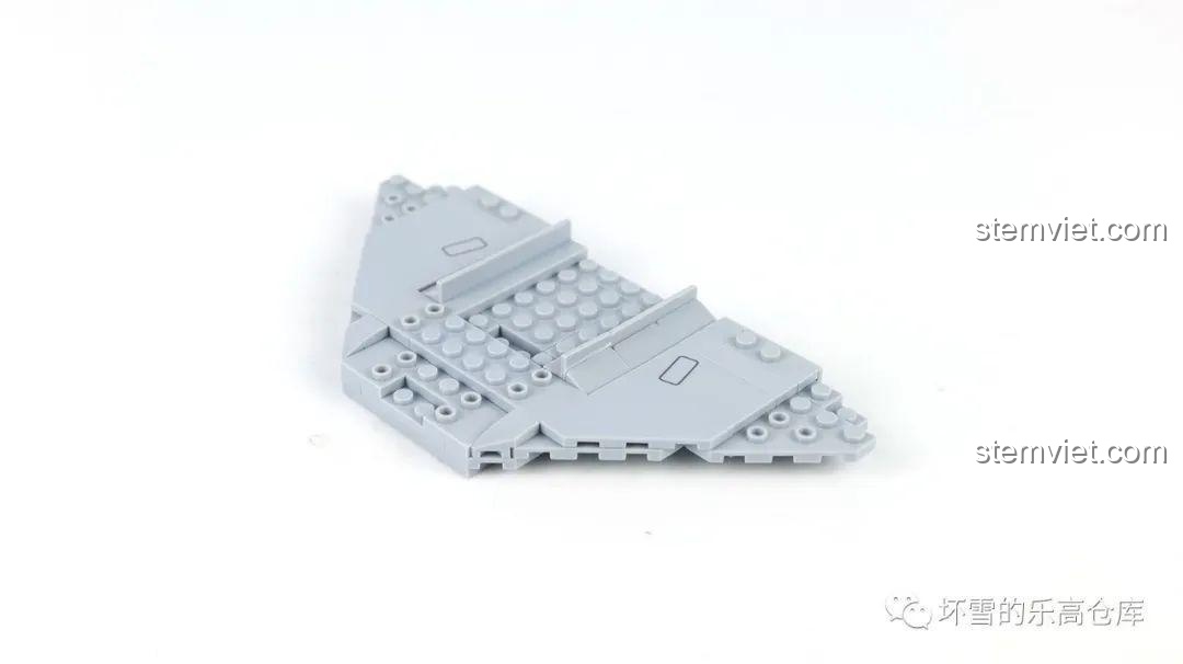 Một phần cánh máy bay của bộ lắp ráp Sluban M38-B0983 MiG-15bis đang được xây dựng, thể hiện chi tiết thiết kế.