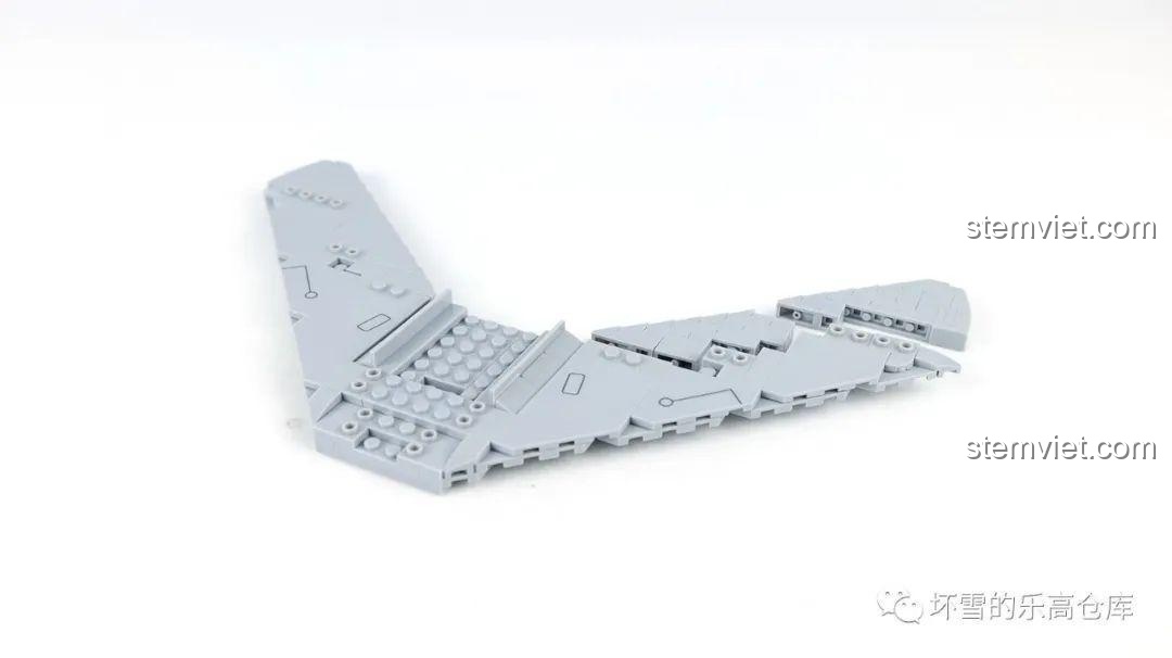 Hai phần cánh máy bay của mô hình Sluban M38-B0983 MiG-15bis đã được lắp ráp, sẵn sàng gắn vào thân.