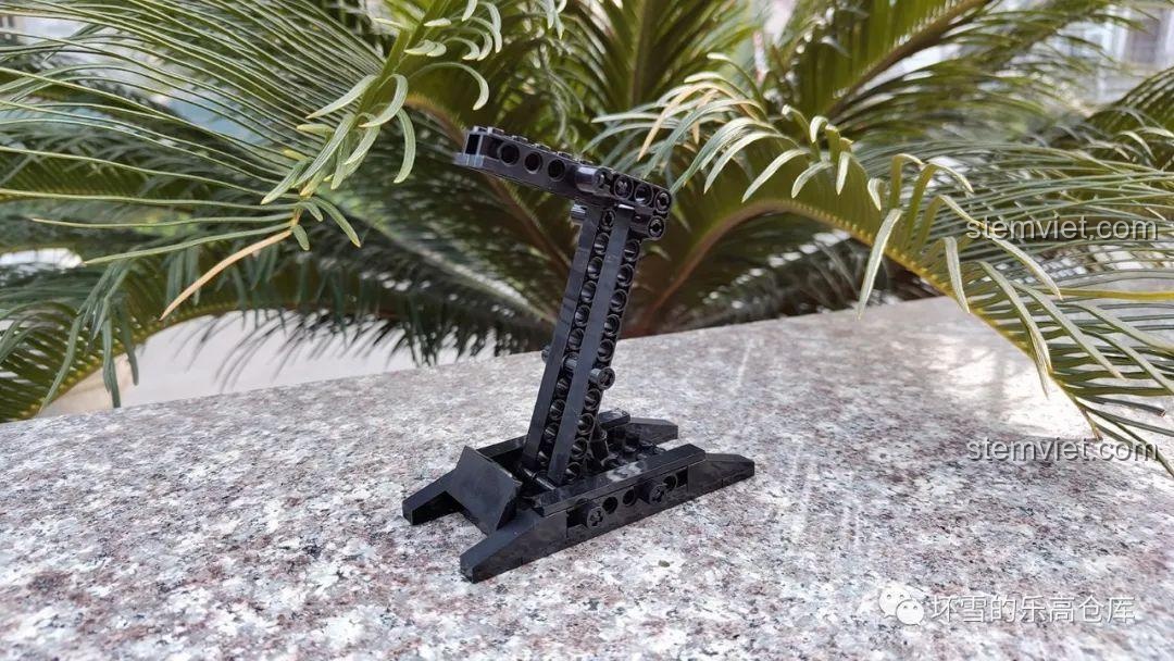 Đế trưng bày đi kèm bộ lắp ráp Sluban M38-B0983 MiG-15bis, giúp mô hình nổi bật hơn.