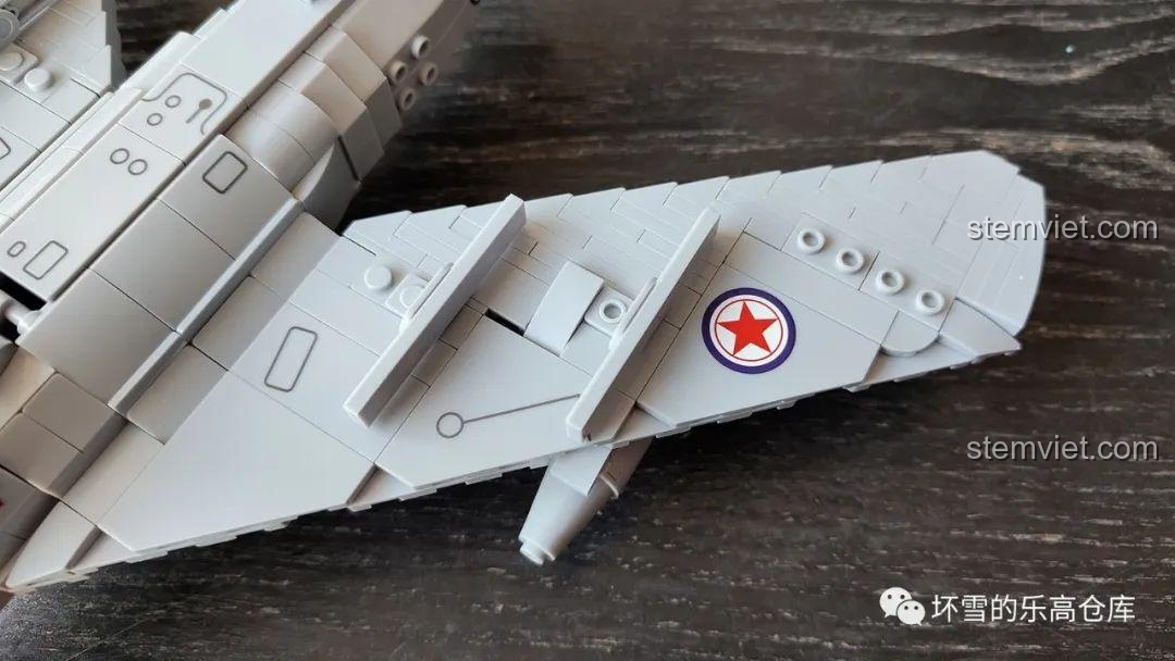 Cận cảnh decal UV chuyển nhiệt trên cánh của mô hình Sluban M38-B0983 MiG-15bis, chi tiết sắc nét.