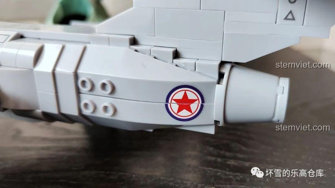 Cận cảnh decal UV chuyển nhiệt ở phần đuôi của mô hình Sluban M38-B0983 MiG-15bis, chi tiết biểu tượng.