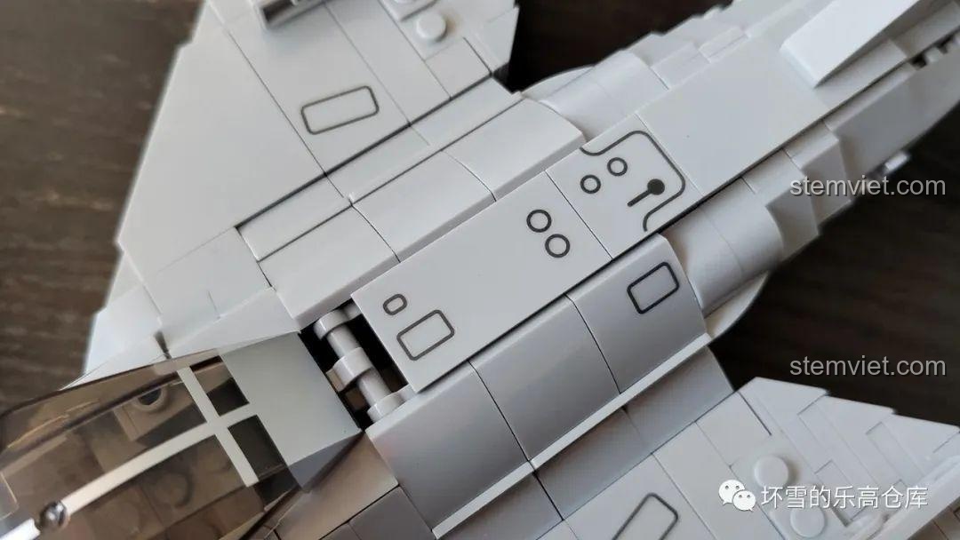 Cận cảnh decal UV chuyển nhiệt trên thân của mô hình Sluban M38-B0983 MiG-15bis, mô phỏng các đường nét.