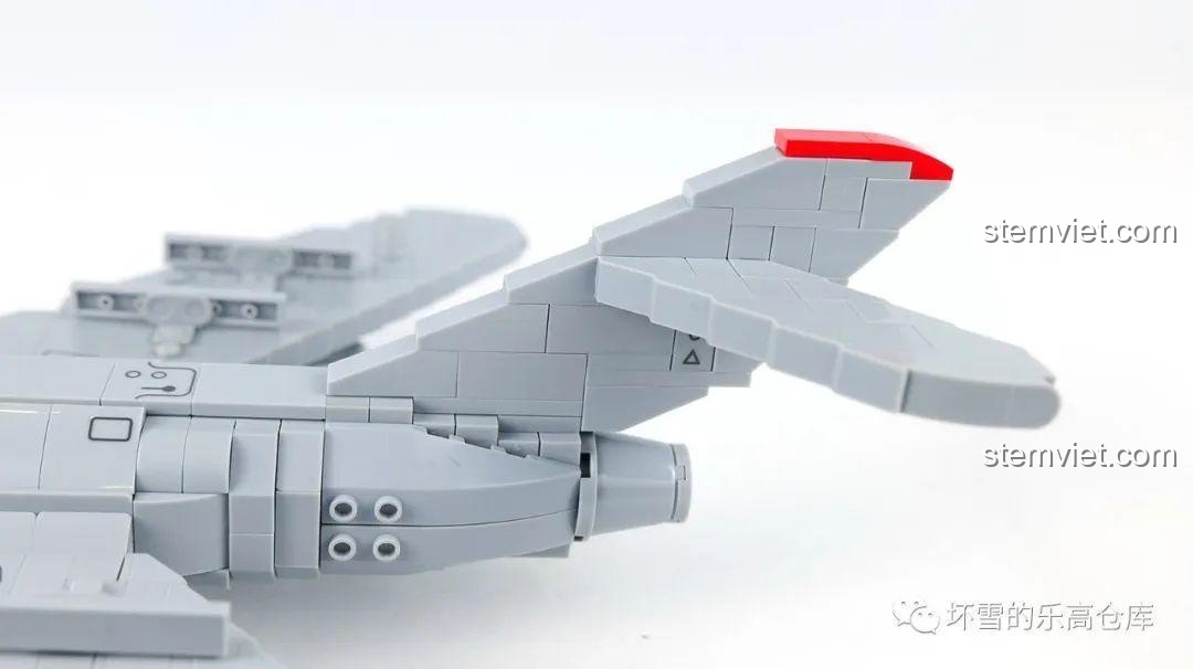 Phần đuôi và cánh đuôi của mô hình Sluban M38-B0983 MiG-15bis, thể hiện thiết kế dày dặn.