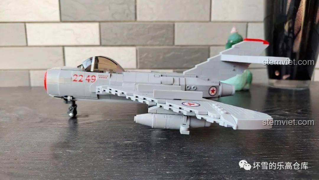 Mô hình Sluban M38-B0983 MiG-15bis hoàn chỉnh từ góc nghiêng, thể hiện các chi tiết khí động học.