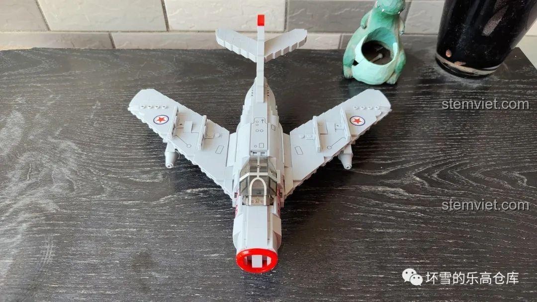 Mô hình Sluban M38-B0983 MiG-15bis hoàn chỉnh nhìn từ trên xuống, thể hiện tổng thể thiết kế.