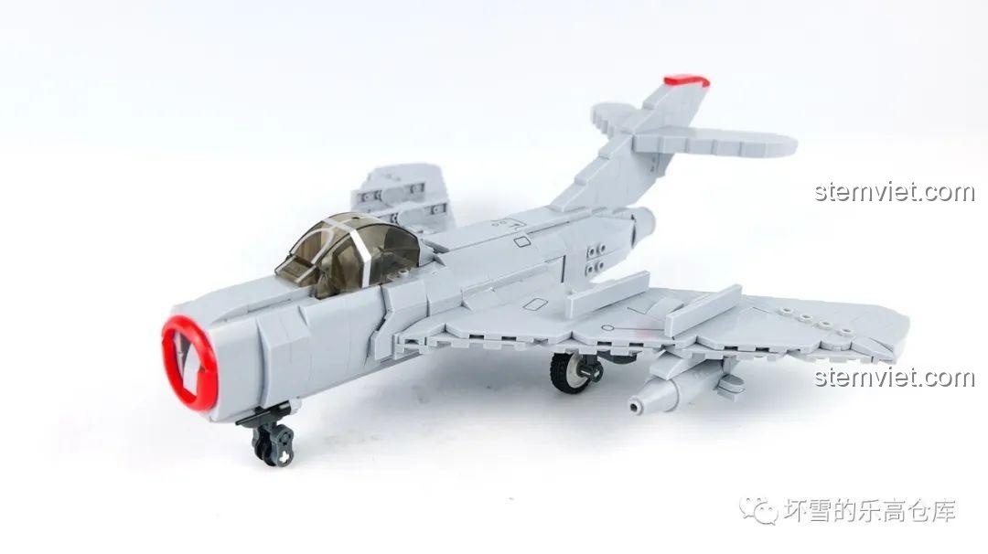 Mô hình Sluban M38-B0983 MiG-15bis gần như hoàn thiện, sẵn sàng cho các chi tiết cuối cùng.