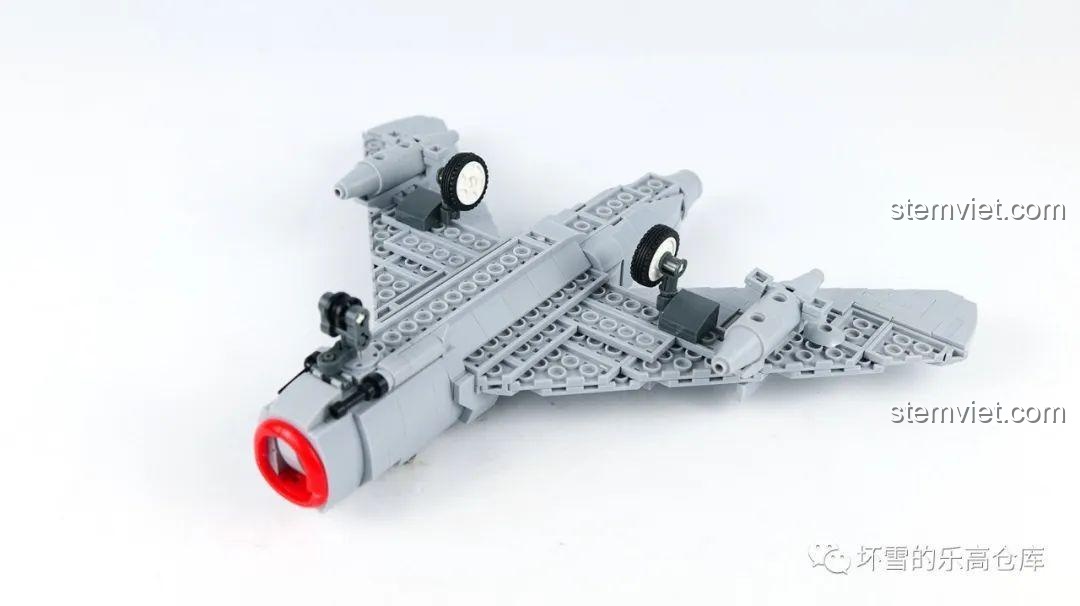 Phần gầm của mô hình Sluban M38-B0983 MiG-15bis với bộ phận hạ cánh đang được lắp ráp, chi tiết bánh xe.