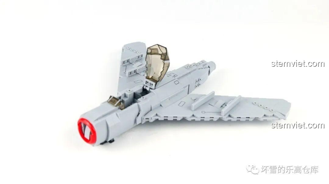 Mô hình Sluban M38-B0983 MiG-15bis đang trong quá trình lắp ráp, thân và cánh đã được kết nối, buồng lái mở.