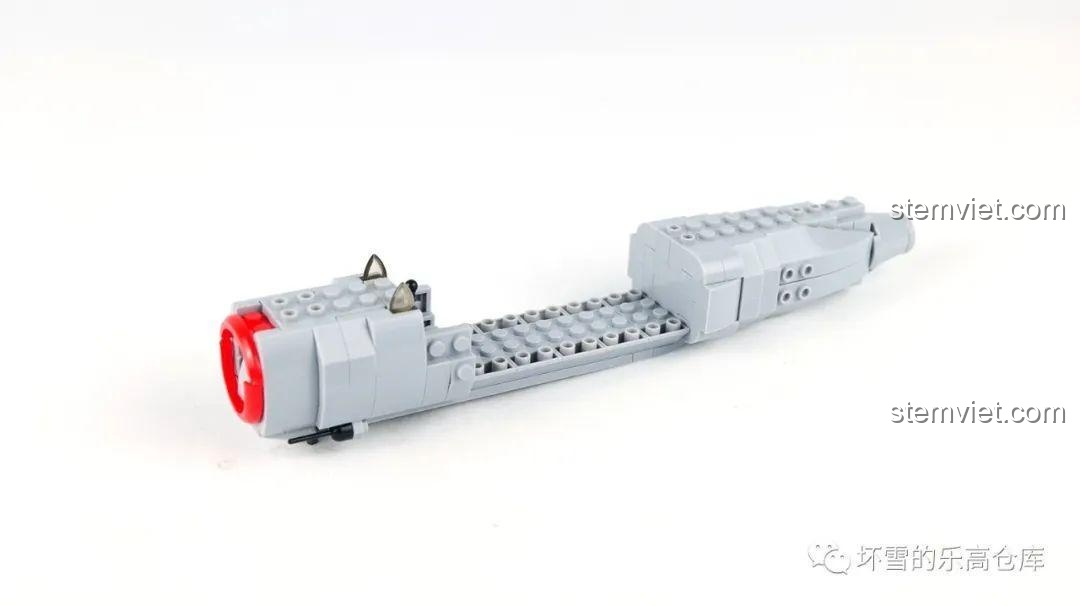 Quá trình lắp ráp phần thân chính của mô hình máy bay chiến đấu Sluban M38-B0983 MiG-15bis, cho thấy cấu trúc vững chắc.