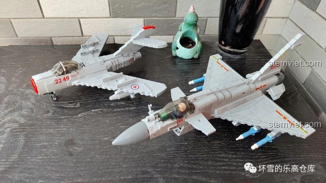 So sánh kích thước mô hình Sluban M38-B0983 MiG-15bis với một máy bay lắp ráp khác, cho thấy sự tương đồng.